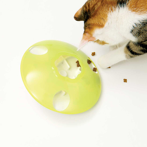 Cat-playing-with-the-treat-spinner.jpg